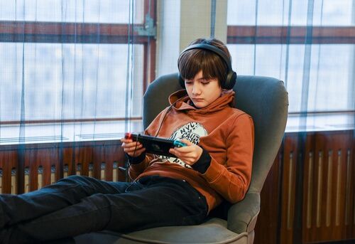 ילד שקוע במשחק נינטנדו