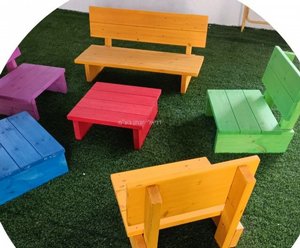 פינת ישיבה מעץ צבעוני פינת ישיבה מעץ צבעוני